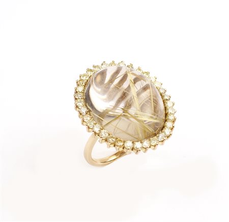 ANELLO IN ORO GIALLO CON QUARZO RUTILATO taglio cabochon circondato da...