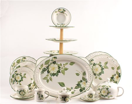 SERVIZIO DI 105 PIATTI manifatturaTiffany modello "Camelia" in ceramica...