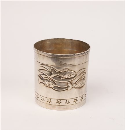 BICCHIERE PORTAPENNE IN ARGENTO Firenze, Brandimarte decorato a motivo di...