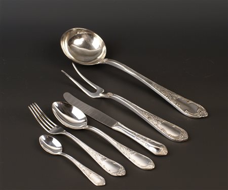 SERVIZIO DI 50 POSATE IN ARGENTO composto da 12 forchette, 12 coltelli, 12...