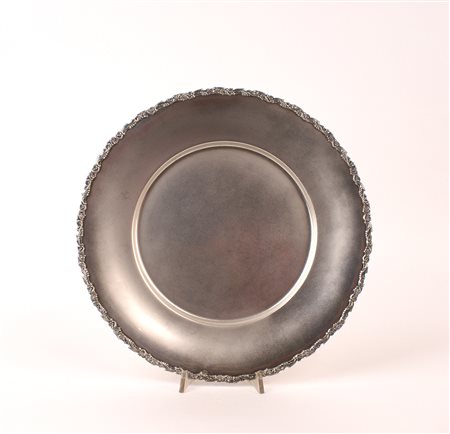 VASSOIO CIRCOLARE IN ARGENTO manifattura italiana con profilo sbalzato e...