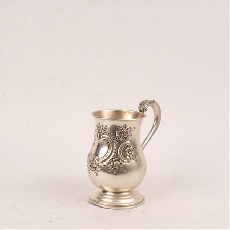 BOCCALE IN ARGENTO manifattura italiana sbalzato a motivi floreali con manico...