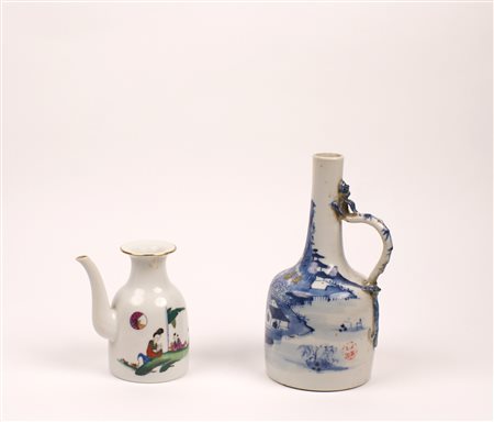 LOTTO DI DUE VERSATOI IN PORCELLANA manifatture orientali fogge, epoche e...