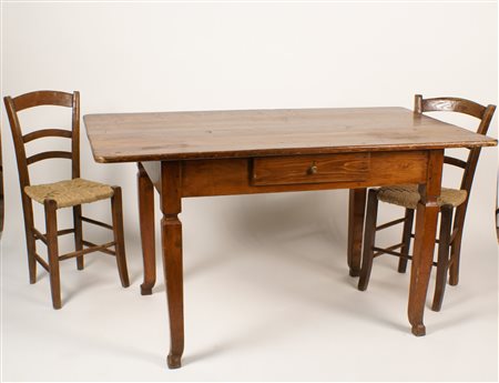 TAVOLO E QUATTRO SEDIE vecchia manifattura in pioppo, piano rettangolare con...