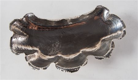 ITALIA, XX secolo. Svuotatsche in argento 800 a forma di conchiglia con piedi...