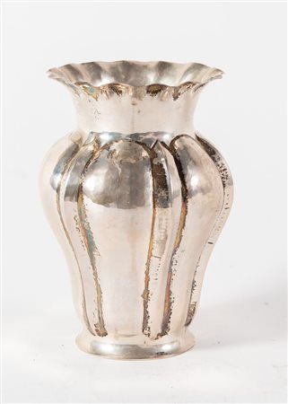 GREGGIO RINO, PADOVA XX secolo. Vaso in argento 800. Sotto la base reca...