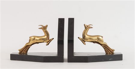 COPPIA DI FERMALIBRI in marmo nero e bronzo dorato raffigurante gazzelle. XX...