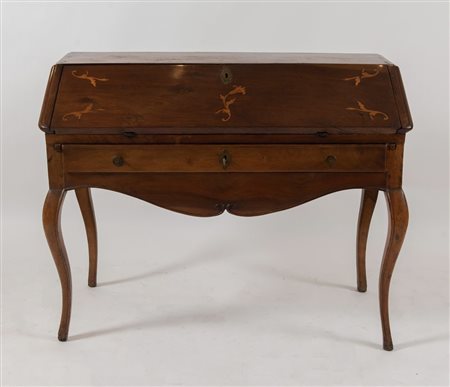 RIBALTA in massello di noce con intarsi in acero. Reca un cassetto in fascia....