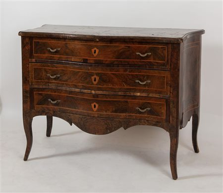 CASSETTONE lastronato in radica di noce e rigatino di noce. Con filettature...