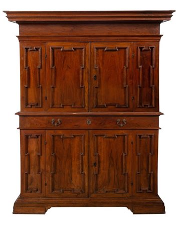 CREDENZA a doppio corpo con due ante alla base, cassetto al centro e due ante...