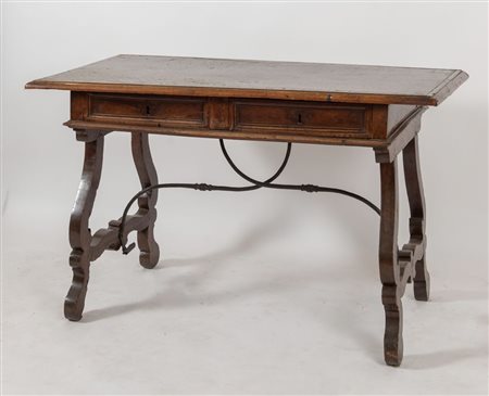 SCRITTOIO a lira in massello di noce. Lombardia, XVII secolo. Cm 84x134x70.