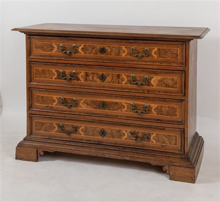 CANTERANO in massello di noce con cassetti lastronati di radica di noce con...