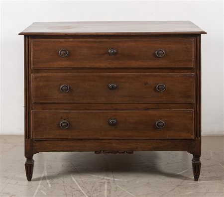 CASSETTONE in massello di noce. Reca cassetti in battuta e sostegni a tronco...