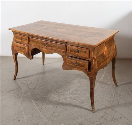 TAVOLO SCRIVANIA. Realizzato ad imitazione di una scrivania napoletana di...