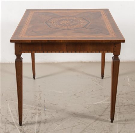 TAVOLINO DA GIOCO lastricato ed intarsiato in radica di noce, acero, ebano e...