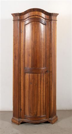 CANTONALE in massello di noce, con fronte bombato. Reca cornicione modanato e...