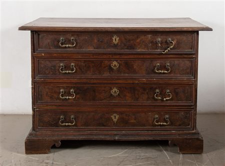 CANTERANO a quattro cassetti in massello di noce con fronte dei cassetti...