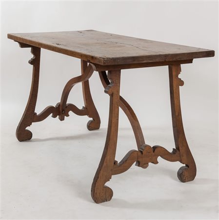 TAVOLO FRATTINO con sostegni mistilinei. Realizzato in massello di noce....