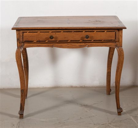 TAVOLINO in massello di noce, con filettatura in carrubo. Sostegni di forma...