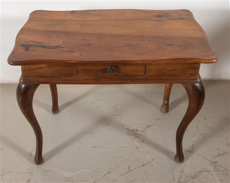 TAVOLINO in massello di noce. Ricostruito con elementi antichi. Cm 69x83x41,5.