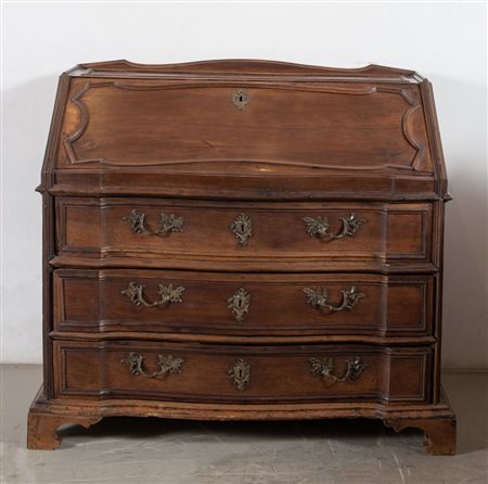 RIBALTA in massello di noce, con fronte mosso sotteso da cornicione modanato...