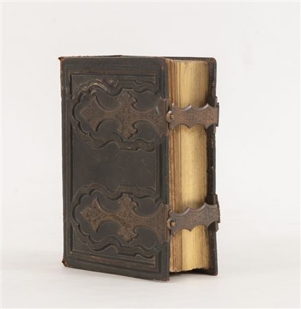 ALBUM PORTAFOTO in cuoio con costa dorata. XIX secolo. Cm 15,5x11,5x5,5.