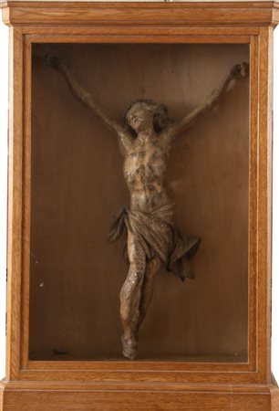 "CRISTO". Scultura in legno intagliato e laccato, all’interno di una teca in...