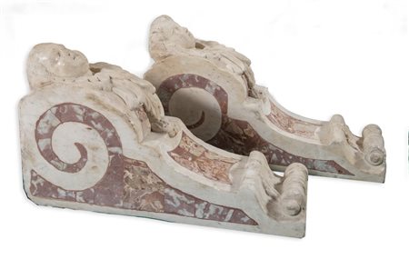 COPPIA DI MENSOLE, originariamente laterali d'altare, scolpiti con cherubini...