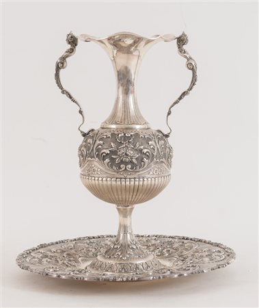 BOTTEGA EUGENIO E ANGELO OREFICE, Milano, XX secolo. Piatto con anfora in...