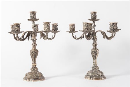 COPPIA DI CANDELABRI in argento 800. Sul bordo inferiore recano punzoni...