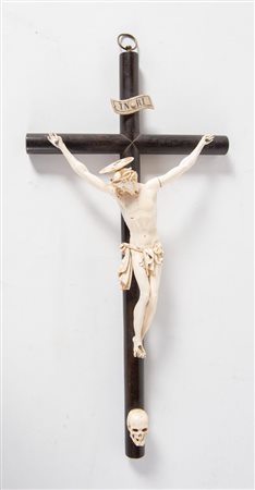 CROCIFISSO in materiale prezioso con croce in ebano. Germania/Francia, fine...