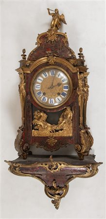 OROLOGIO da parete in tre pezzi. Lastronato in tartaruga, con intarsi in...