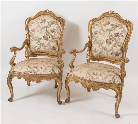 Lotto composto da sei sedie in legno intagliato e dorato. Recano tappezzeria...