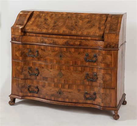 RIBALTA in massello di noce e radica di noce. Presenta il fronte mosso...