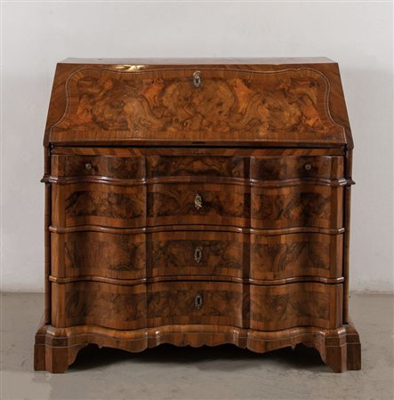 RIBALTA con fronte e calatoia mossa, lastricata in noce e radica di noce. Lo...