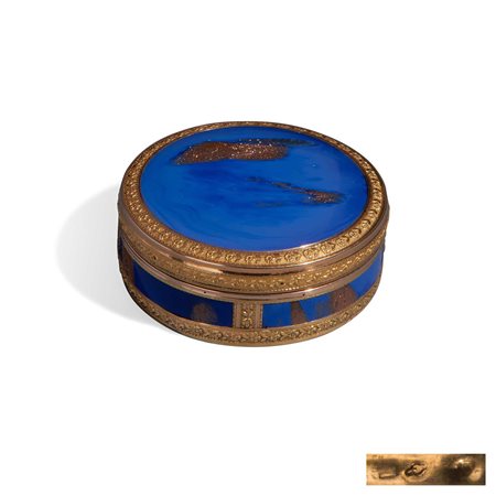 Scatola tonda in oro decorata a smalto, XVIII secolo