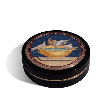 Scatola tonda in tartaruga, oro con micromosaico raffigurante le colombe di Plinio