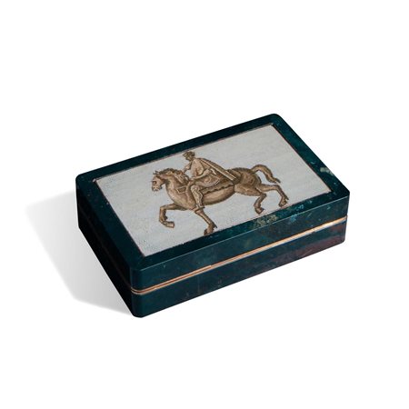 Scatola rettangolare in pietra verde montata in oro e micromosaico