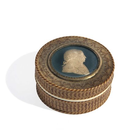 Scatola tonda in paglia intrecciata e avorio con ritratto di Vittorio Emanuele I, fine XVIII secolo