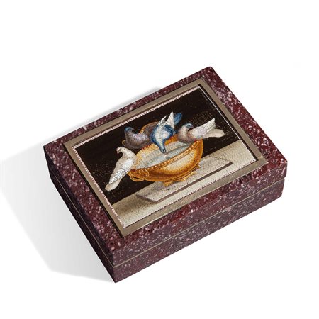 Scatola in porfido rosso, oro e micromosaico raffigurante delle colombe, 1800 ca