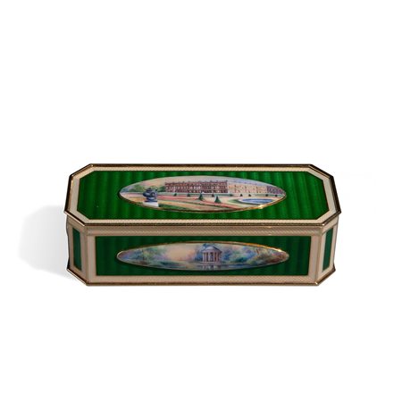 Scatola ottagonale in oro e smalti verdi a fondo guilloché, XIX secolo
