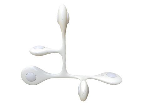 Lampada scultura con struttura in resina a motivo fitomorfo nei toni del bianco, 90's