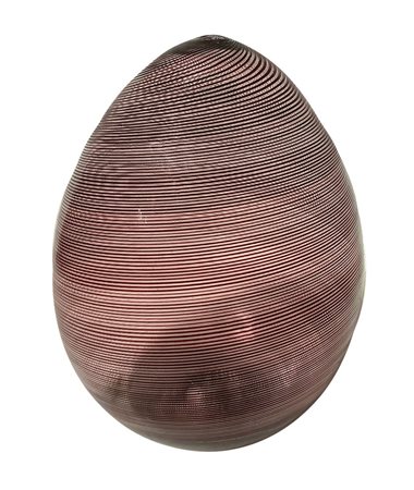 Venini - Disegno Paolo Venini, Uovo in vetro trasparente con decoro a mezza filigrana nei toni dell'amaranto, firmao a punta di diamante.