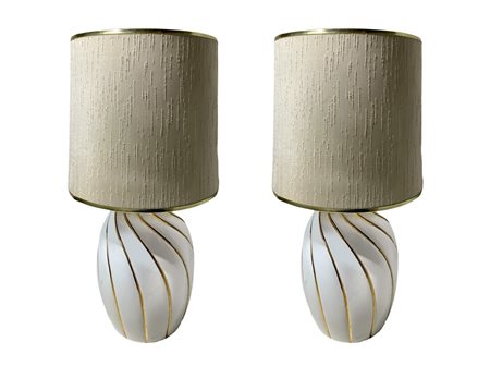 Coppia di lampade in porcellana bianca con paralumi,  70's.