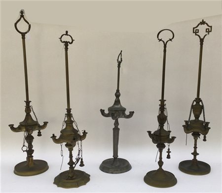 Lotto composto da cinque lampade fiorentine in bronzo con coppa a quattro fiamm