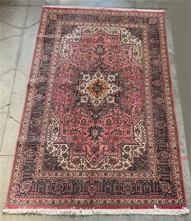 Tappeto orientale, Romania, secolo XX. Decoro di tipo Heritz con medaglione bia