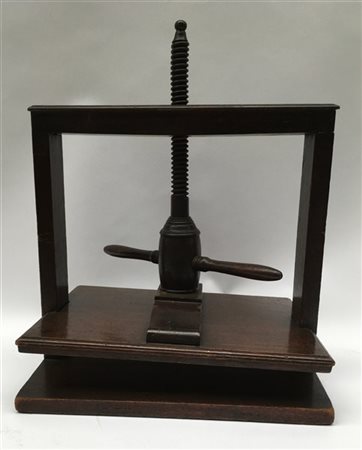 Pressa in legno tornito (cm 35,5x34,5x26,6) (difetti)