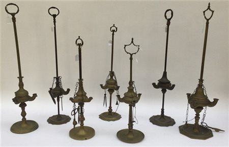 Lotto composto da sette lampade fiorentine in bronzo con coppa a tre fiamme, di
