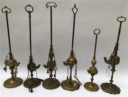 Lotto composto da sei lampade fiorentine in bronzo, di cui cinque con accessori