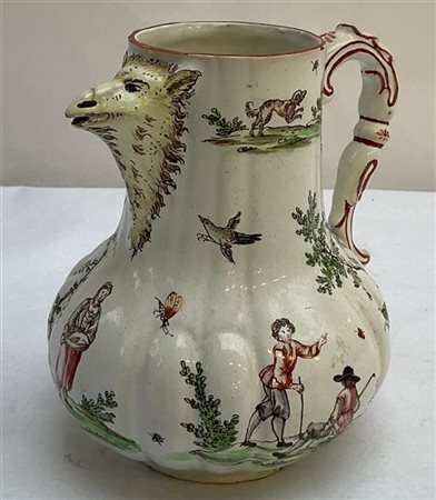 Caffettiera in maiolica costolata, decorata in policromia con figure in paesagg